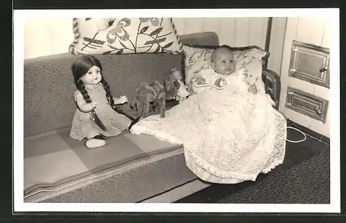 Foto-AK Kleinkind mit Puppe und Stofftier auf dem Sofa