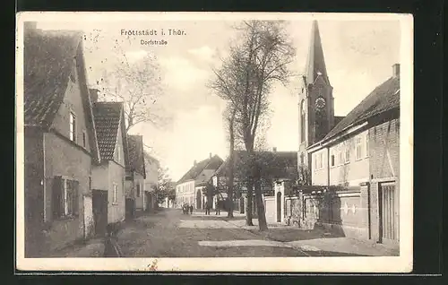 AK Fröttstädt i. Thür., Dorfstrasse mit Kirchturm