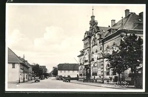 AK Hermsdorf i. Thür., Partie in der Bahnhofstrasse mit Rathaus