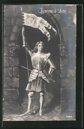 AK Jeanne d'Arc / Johanna von Orleans mit Flagge unter einem Torbogen stehend