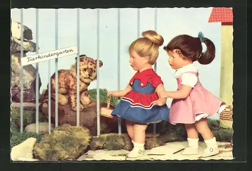 AK Zwei Käthe Kruse-Puppen im Tierkindergarten betrachten einen Tiger