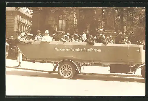 Foto-AK Passagiere in einem Bus der Münchener Fremden-Rundfahrten