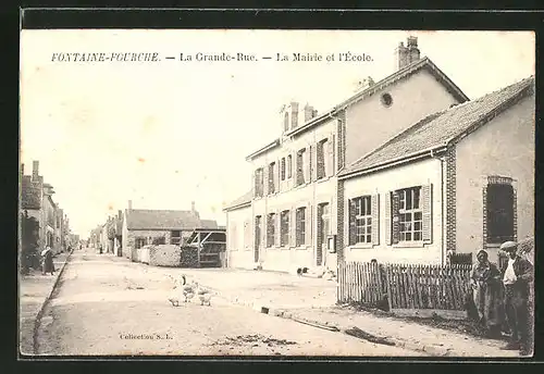 AK Fontaine-Fourche, La Grande Rue, La Mairie et l'Ecole