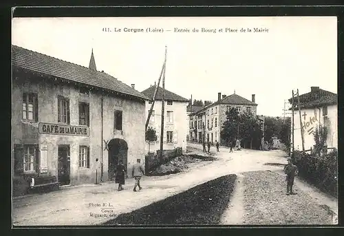 AK Le Cergne / Loire, Entrée du Bourg et Place de la Mairie