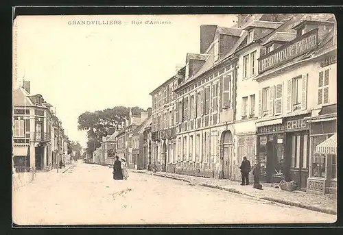 AK Grandvilliers, Rue d'Amiens, Strassenpartie