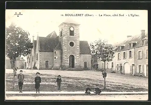 AK Boulleret, La Place, coté Sud, L'Eglise