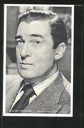 AK Schauspieler Walter Pidgeon ernst in die Kamera schauend