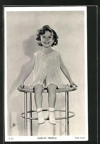 AK Schauspielerin Shirley Temple im Kleid auf einem Tisch sitzend