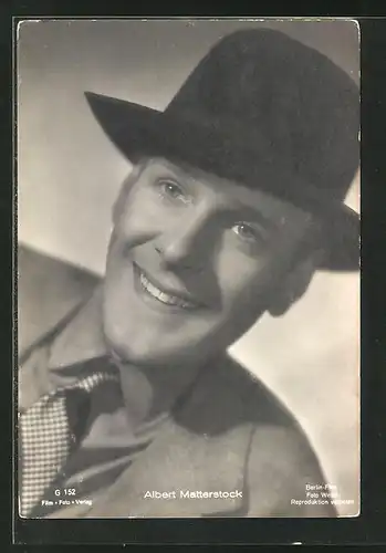 AK Schauspieler Albert Matterstock mit Hut in die Kamera lächelnd