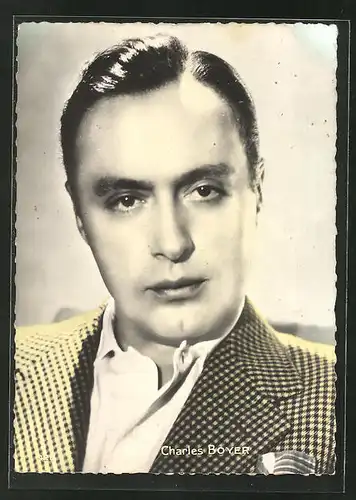 AK Schauspieler Charles Boyer mit ernsten Blick in die Kamera schauend