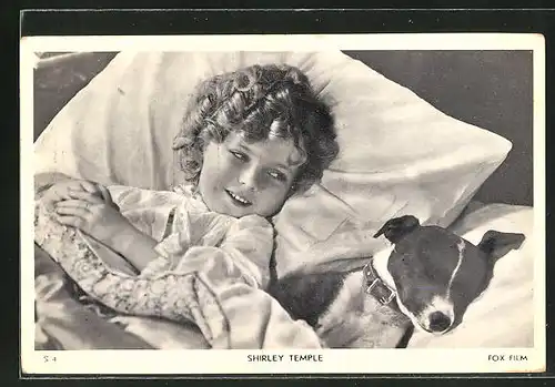 AK Schauspielerin Shirley Temple mit Hund im Bett liegend