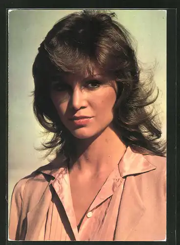 AK Schauspielerin Victoria Principal ernst in die Kamera schauend