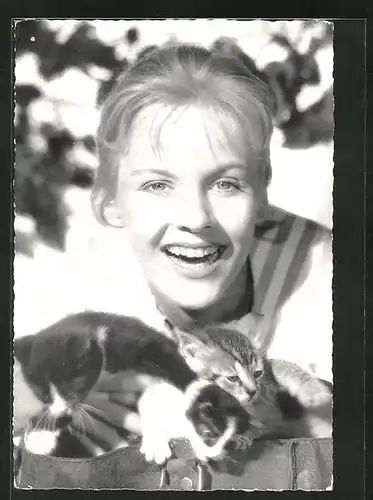 AK Schauspielerin Heidi Brühl mit niedlichen Kätzchen
