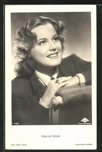 AK Schauspielerin Maria Holst vom Stuhl aus zur Seite lächelnd