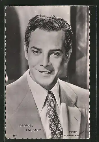 AK Schauspieler Georges Guetary im Anzug in die Kamera lächelnd