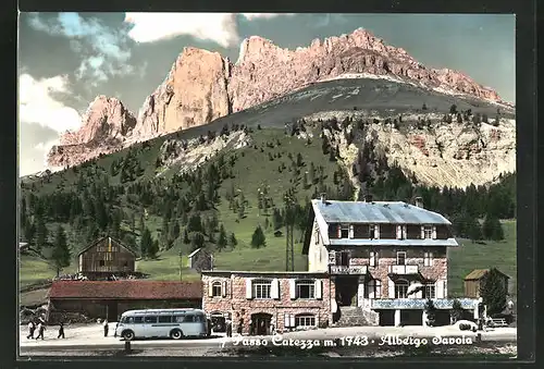 AK Karerpass, Savoia Hotel mit Gebirge im Hintergrund