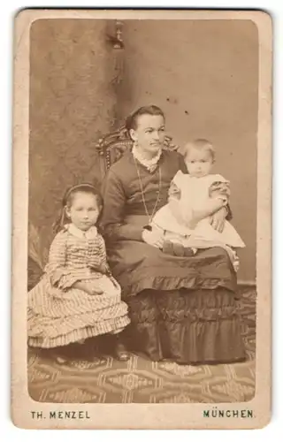 Fotografie Th. Menzel, München, Portrait Mutter mit zwei Kindern