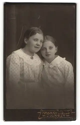 Fotografie Heinrich Wolle, Sulingen, Portrait zwei Mädchen in identischen Kleidern, Schwestern