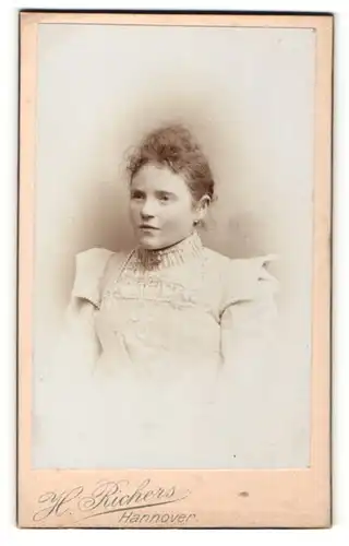 Fotografie H. Richers, Hannover, Portrait Fräulein mit zusammengebundenem Haar