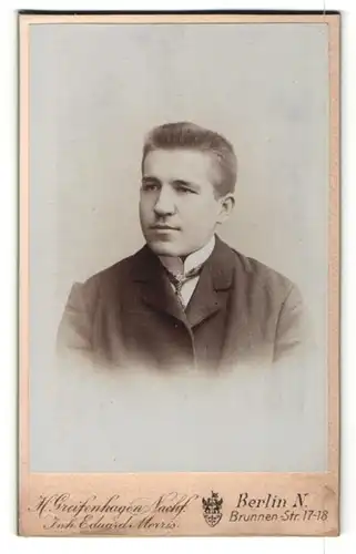 Fotografie H. Greifenhagen Nachf., Berlin-N, Portrait junger Mann mit Bürstenhaarschnitt