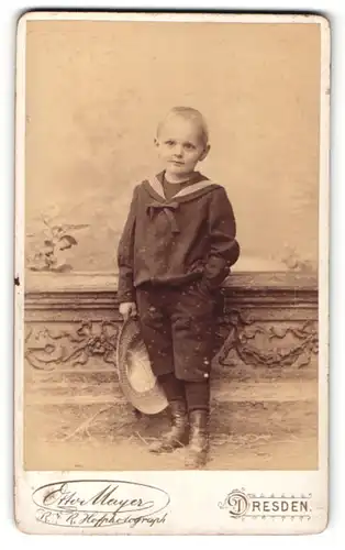 Fotografie Otto Meyer, Dresden, Portrait Kleinkind in Matrosenkostüm