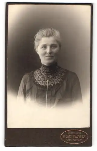 Fotografie F. Schwarz, Potsdam, Portrait Frau in zeitgenöss. Garderobe
