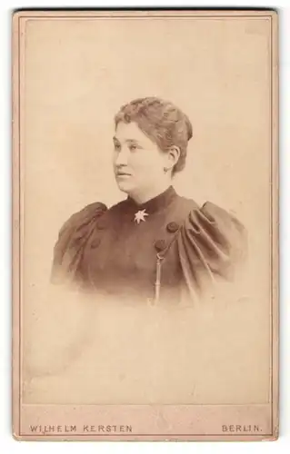 Fotografie Wilhelm Kersten, Berlin, Portrait Frau mit zusammengebundenem Haar