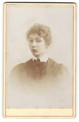 Fotografie unbekannter Fotograf und Ort, Portrait Fräulein mit zusammengebundenem Haar