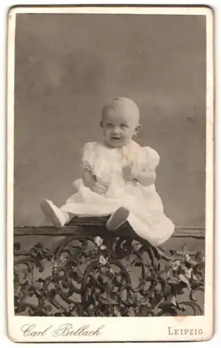 Fotografie Carl Bellach, Leipzig, Portrait Kleinkind in Kleidchen