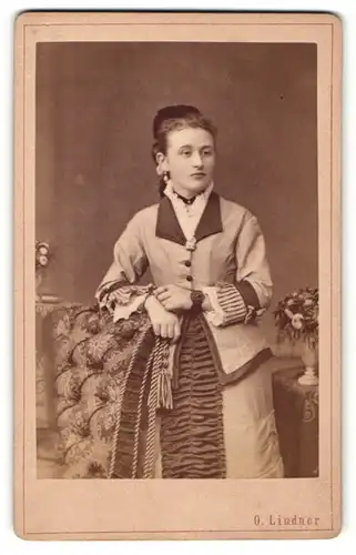 Fotografie O. Lindner, Frankfurt a/O, Portrait junge Dame in festlicher Garderobe