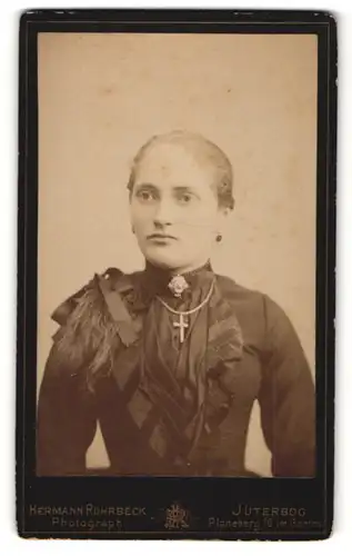 Fotografie Hermann Rohrbeck, Jüterbog, Portrait junge Frau mit Kruzifix