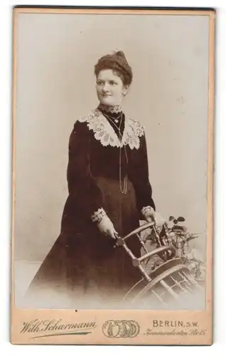 Fotografie Wilh. Scharmann, Berlin-SW, Portrait junge Dame mit Hochsteckfrisur