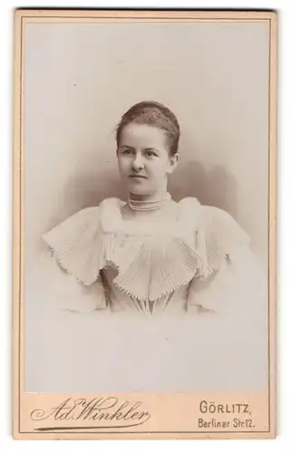 Fotografie Ad. Winkler, Görlitz, Portrait junge Frau mit zusammengebundenem Haar