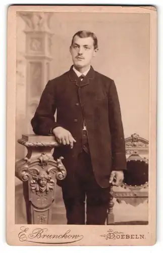 Fotografie E. Brunckow, Doebeln, Portrait junger Mann in traditioneller Kleidung