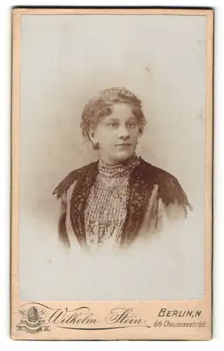 Fotografie Wilhelm Stein, Berlin-N, Portrait junge Frau mit zurückgebundenem Haar