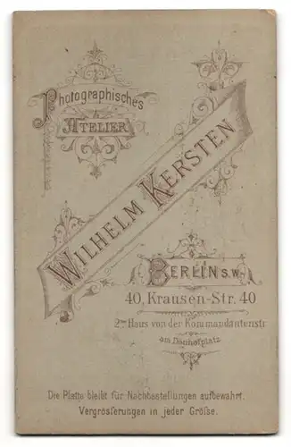 Fotografie Wilhelm Kersten, Berlin, Portrait Kleinkind auf Sitzmöbel