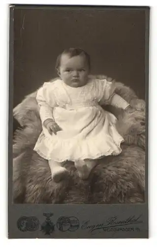 Fotografie Eugen Rosenthal, Weisswasser O/L, Portrait Säugling in Kleidchen