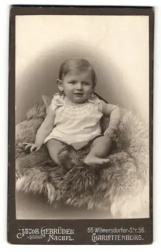 Fotografie Jacob Gebrüder Nachfl., Berlin-Charlottenburg, Portrait Kleinkind in Leibchen