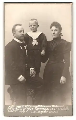 Fotografie Södermalm's Nya Fotografiatelier, Stockholm, Portrait junge bürgerliche Familie