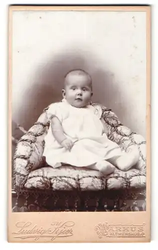 Fotografie Ludvig Kjaer, Arhus, Portrait Säugling in Leibchen