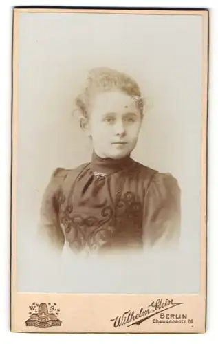 Fotografie Wilhelm Stein, Berlin, Portrait Mädchen in festlicher Garderobe