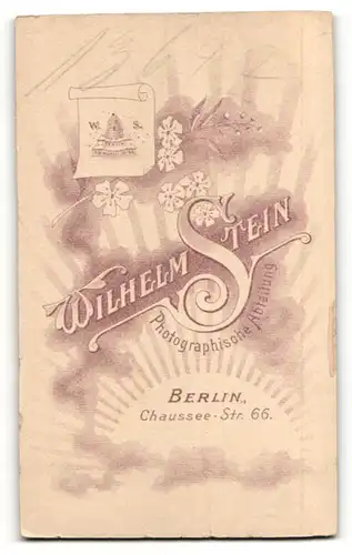 Fotografie Wilhelm Stein, Berlin, Portrait Mädchen in festlicher Garderobe