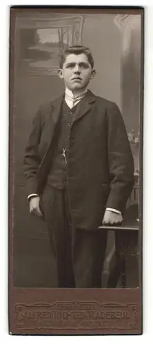 Fotografie Alfred Richter, Radebeul, Portrait halbwüchsiger Knabe in Anzug