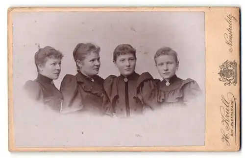 Fotografie H. Krull, Neustrelitz, Portrait vier junge Damen