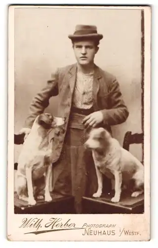 Fotografie Wilhelm Herber, Neuhaus i.W., Bursche mit Hunden im Foto-Atelier