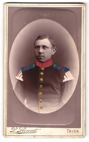 Fotografie P. Seimert, Trier, Portrait Musiker in Uniform mit Schwalbennestern & Schulterstück Rgt. 29