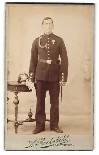 Fotografie A. Ruckstuhl, Amrisweil, Soldat in Uniform mit Orden und Pickelhaube