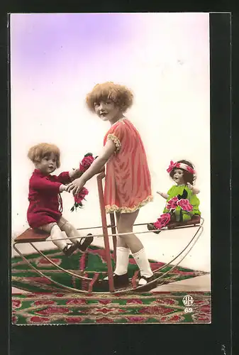 AK Mädchen spielt mit Puppen auf der Wippe