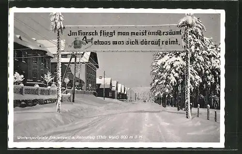 AK Frauenwald a. Rennsteig, Strassenpartie mit Gebäudeansicht im Winter