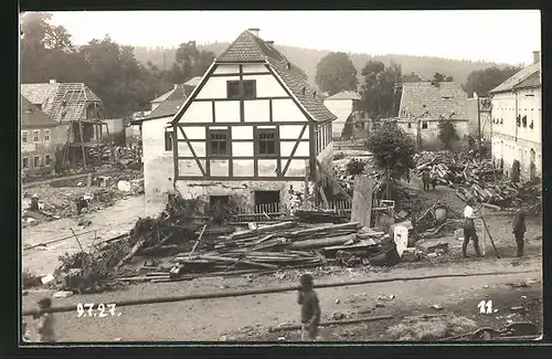 Foto-AK Berggiesshübel, zerstörte Häuser in einer Strasse, Hochwasser am 9.7.1927
